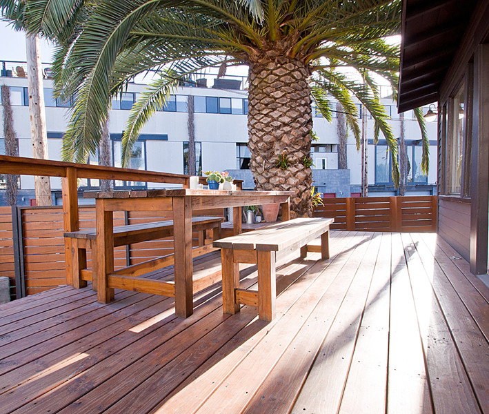 Deck - contemporary deck idea in Los Angeles