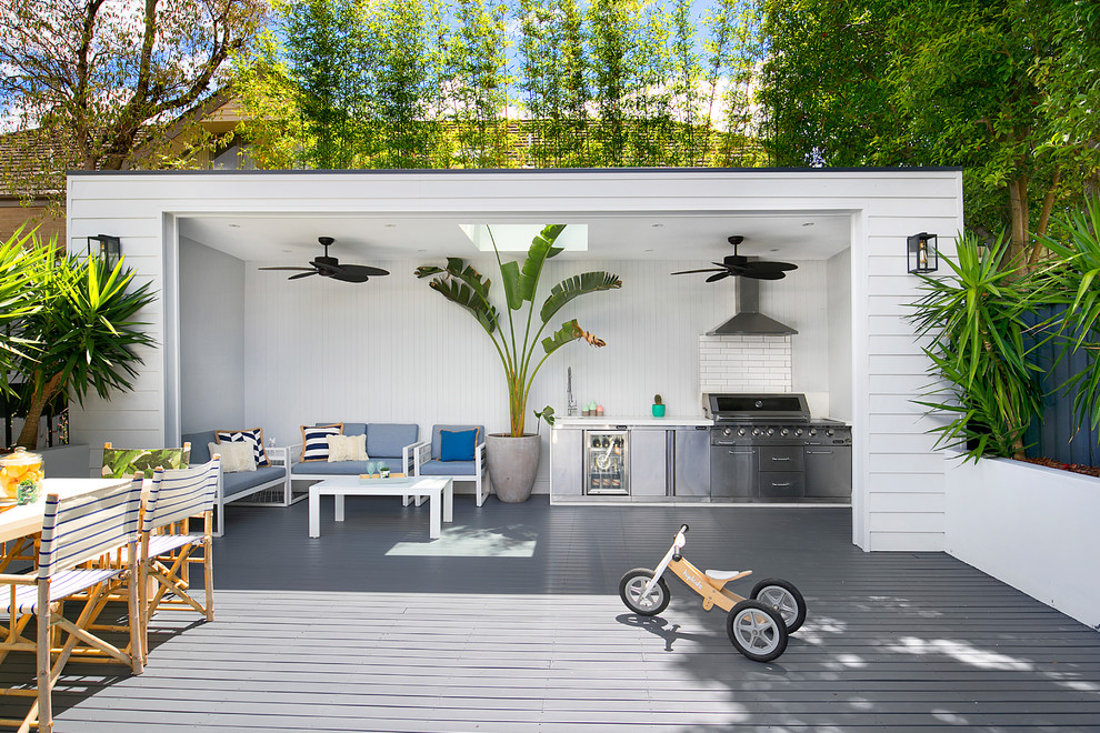 Foto de terraza contemporánea en patio trasero con cocina exterior y pérgola