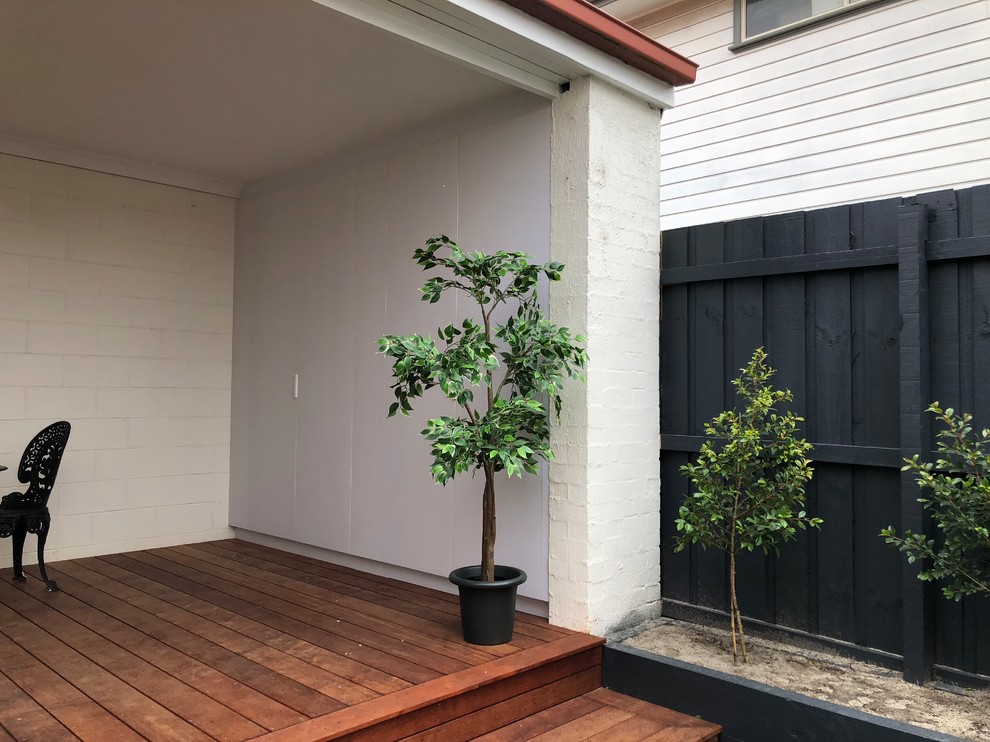 Esempio di una terrazza minimalista di medie dimensioni e dietro casa