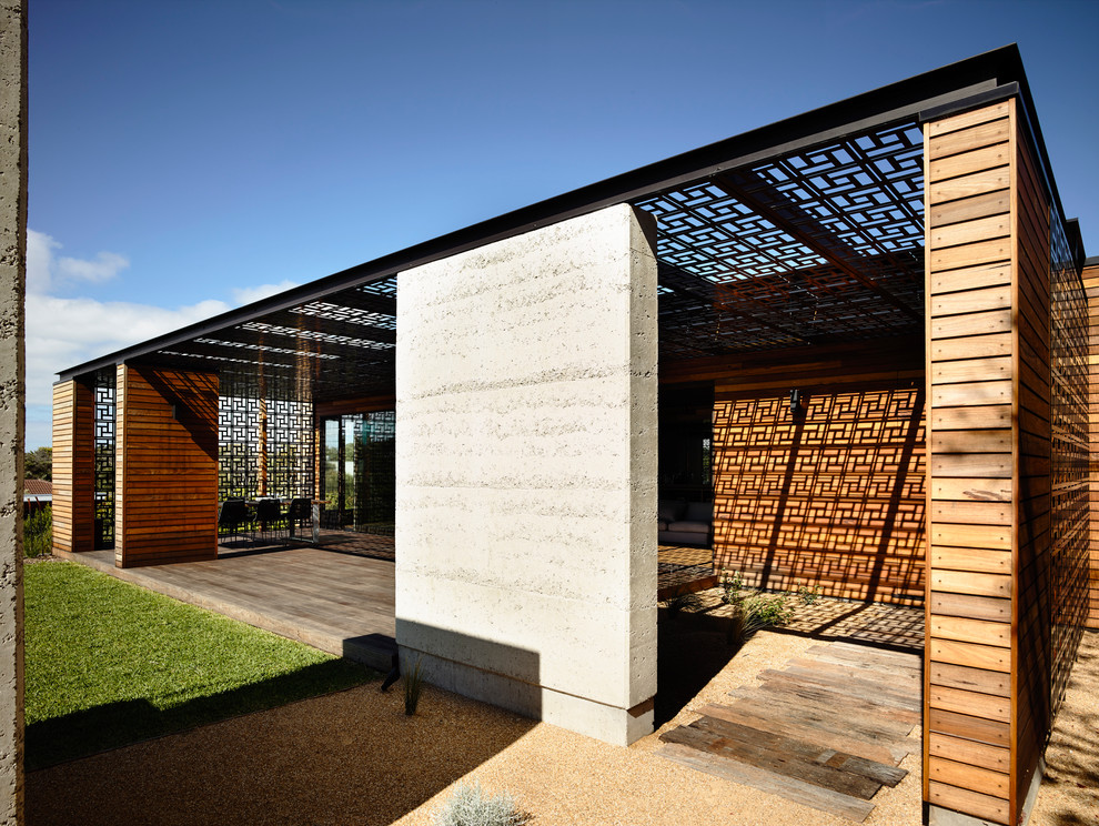 Idee per una terrazza contemporanea di medie dimensioni e dietro casa con una pergola