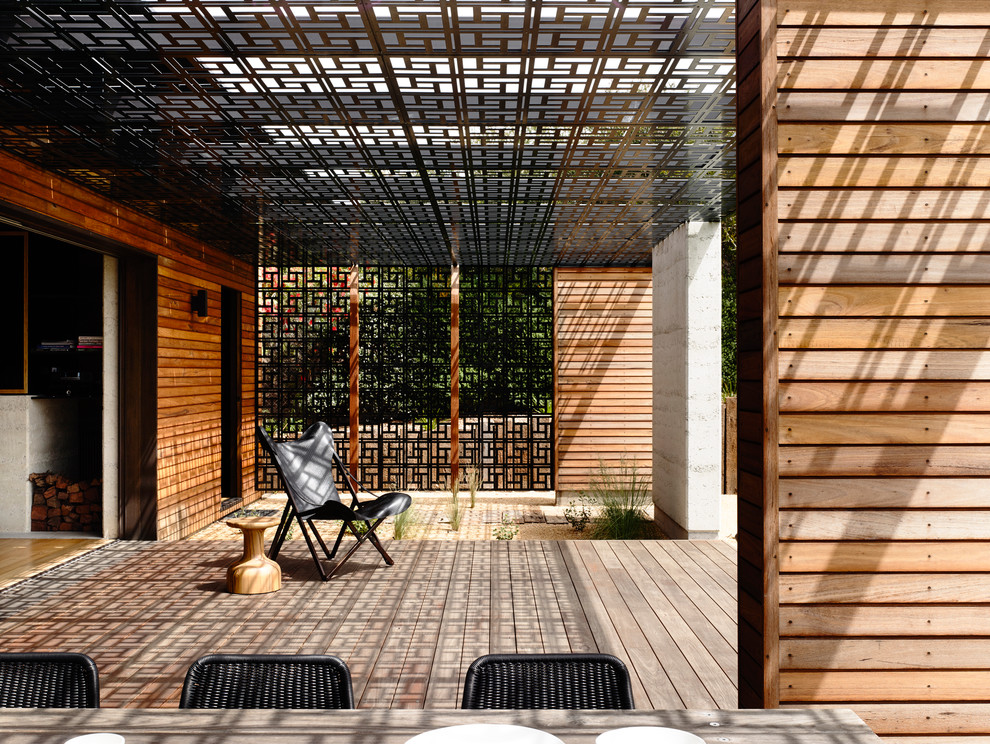 Diseño de terraza contemporánea de tamaño medio en patio lateral con cocina exterior y pérgola