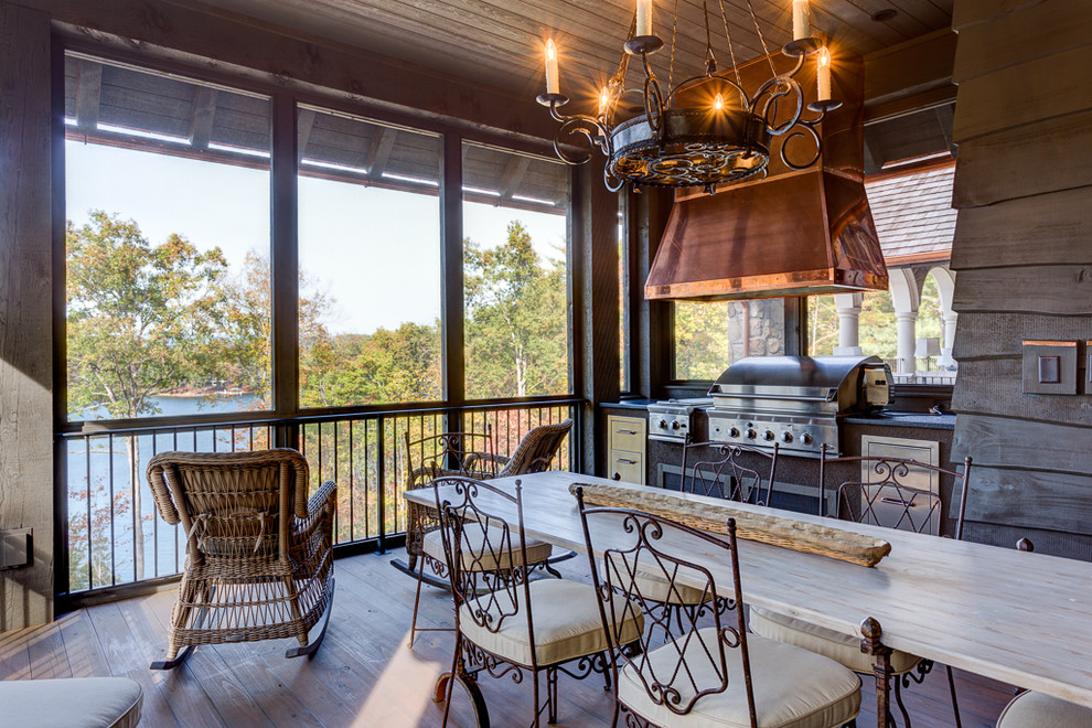 Mittelgroße, Überdachte Urige Terrasse hinter dem Haus mit Outdoor-Küche in Sonstige