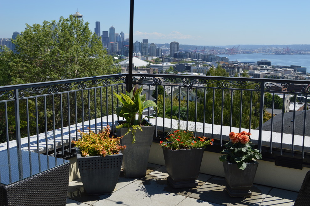 Mittelgroße, Unbedeckte Moderne Dachterrasse mit Kübelpflanzen in Seattle
