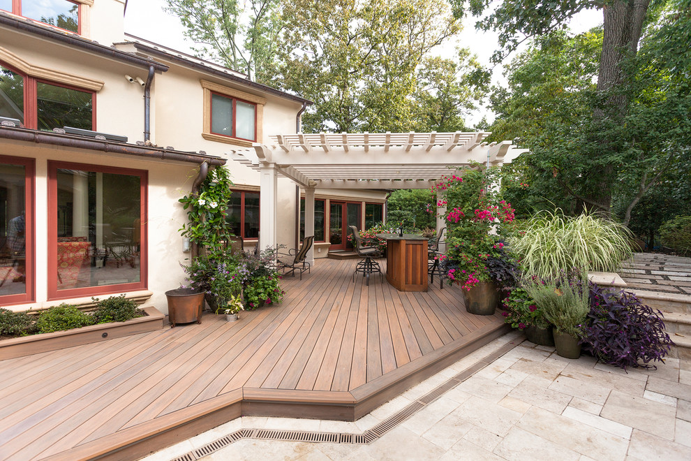 Immagine di una terrazza design di medie dimensioni e dietro casa con una pergola e un giardino in vaso