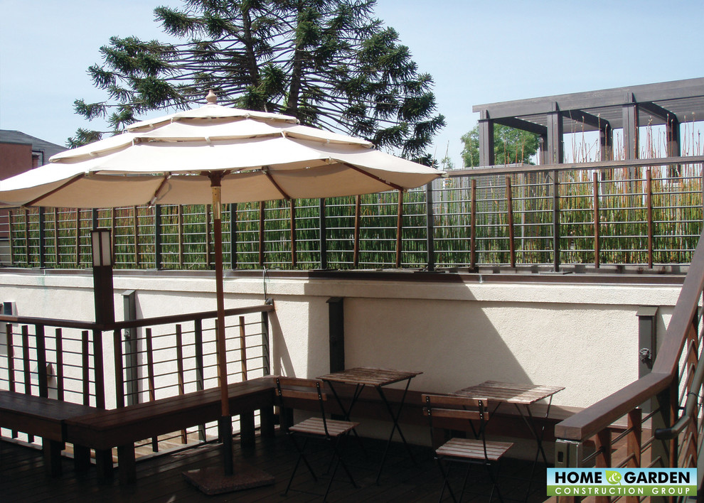Ejemplo de terraza de estilo zen en patio trasero