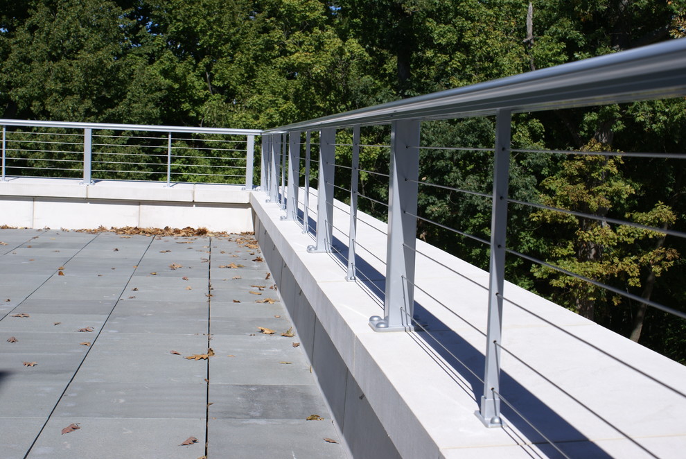 Foto di una terrazza moderna di medie dimensioni e dietro casa con nessuna copertura