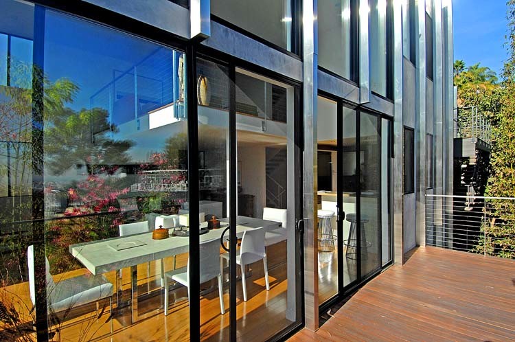 This is an example of a contemporary terrace in Los Angeles.