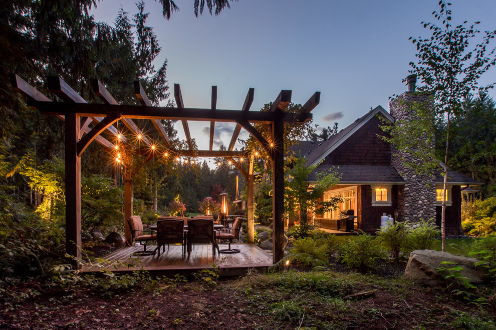 Immagine di una terrazza rustica con una pergola e con illuminazione