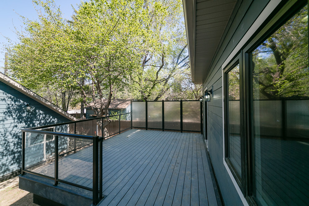 Foto de terraza actual de tamaño medio sin cubierta en patio lateral