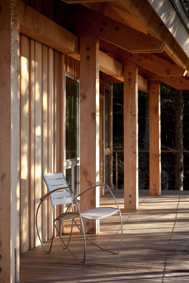 Idée de décoration pour une terrasse chalet avec une extension de toiture.