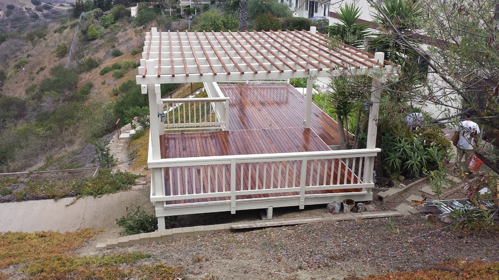 Foto di una terrazza stile marinaro di medie dimensioni e dietro casa con una pergola
