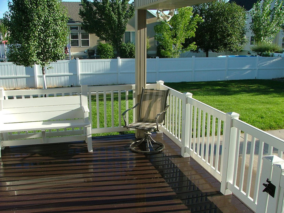 Идея дизайна: маленькая терраса на заднем дворе в классическом стиле без защиты от солнца для на участке и в саду