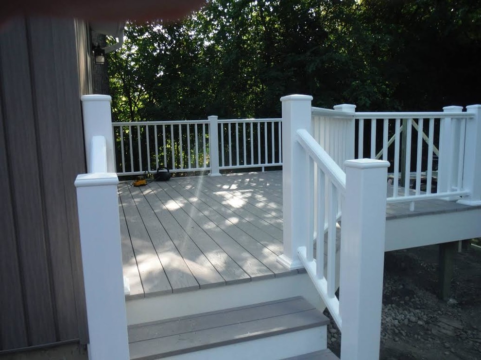 На фото: маленькая терраса на заднем дворе в классическом стиле без защиты от солнца для на участке и в саду