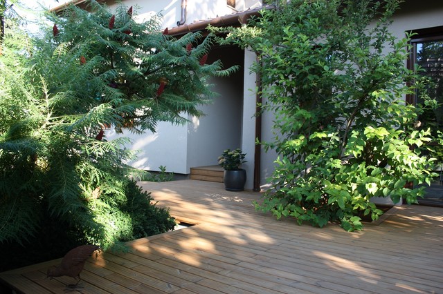 Fa terasz a természet ölelésében - Contemporary - Terrace - Other - by  Designdock Lakberendezés | Houzz IE