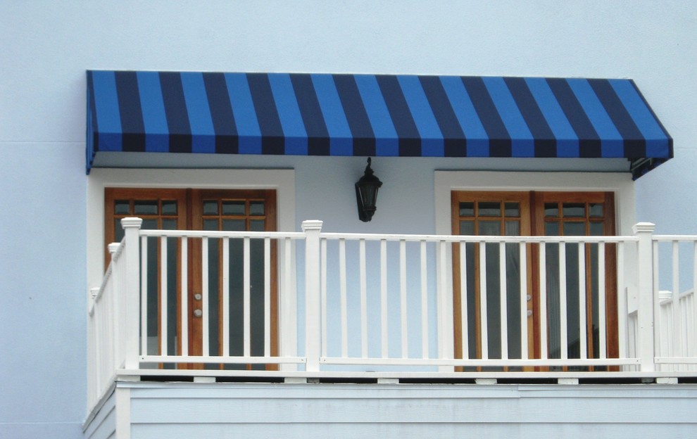 This is an example of a small traditional side terrace in New Orleans with an awning.