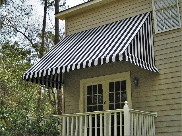 Ispirazione per una piccola terrazza classica nel cortile laterale con un parasole