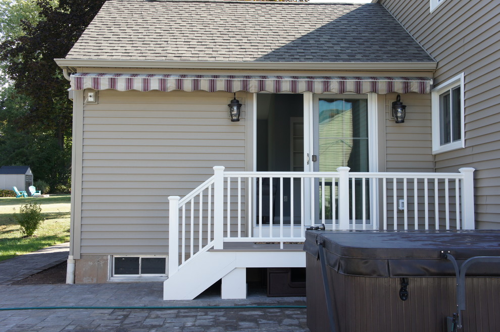 Kleine Klassische Terrasse hinter dem Haus mit Markisen in Bridgeport