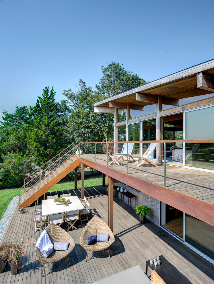 Идея дизайна: терраса на заднем дворе в современном стиле без защиты от солнца