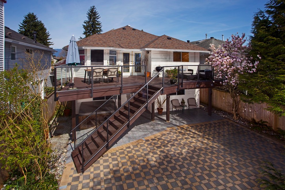 Immagine di una terrazza chic di medie dimensioni e dietro casa con nessuna copertura