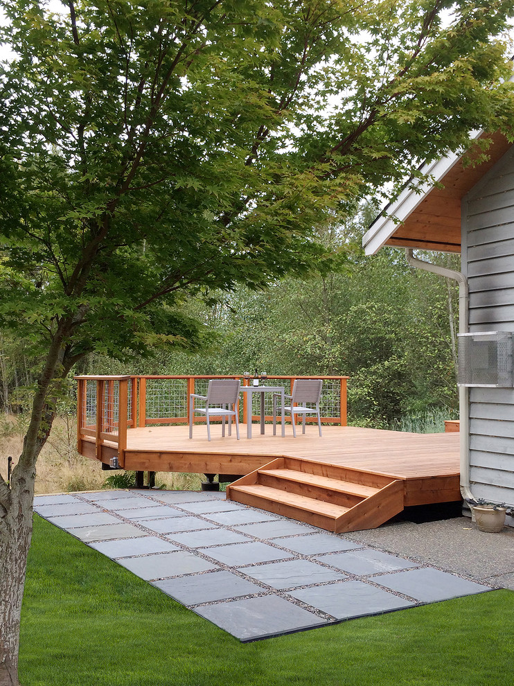 Ejemplo de terraza contemporánea de tamaño medio sin cubierta en patio trasero con ducha exterior