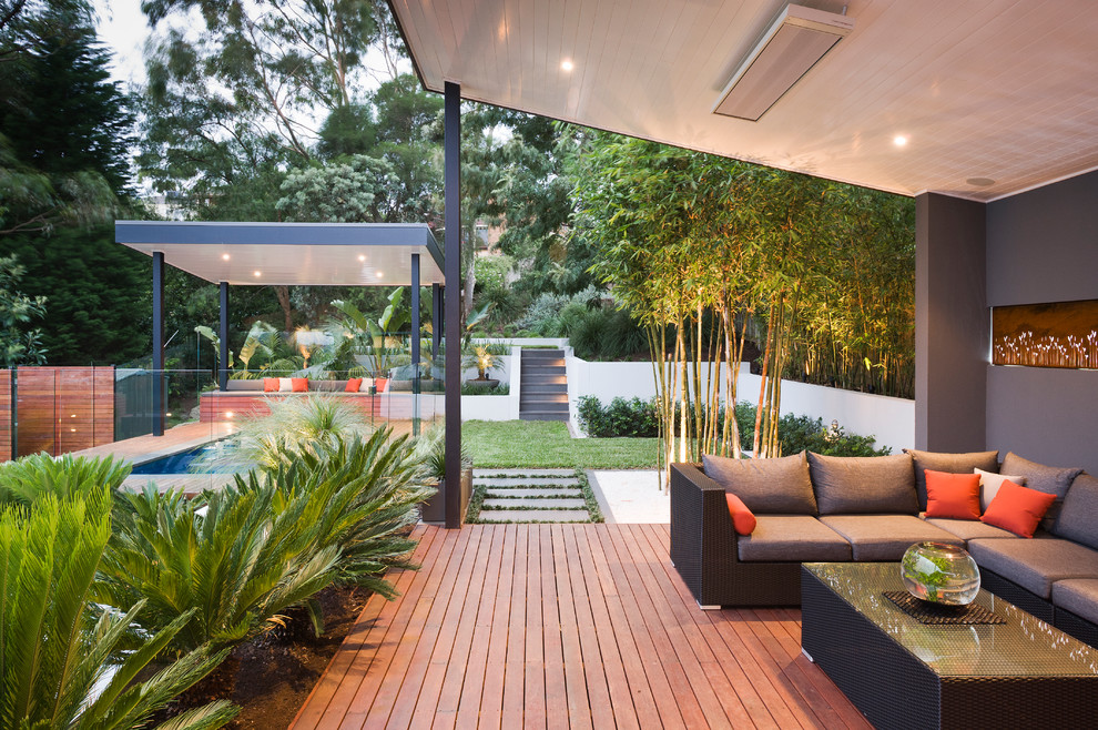 Diseño de terraza contemporánea grande en patio trasero con cocina exterior