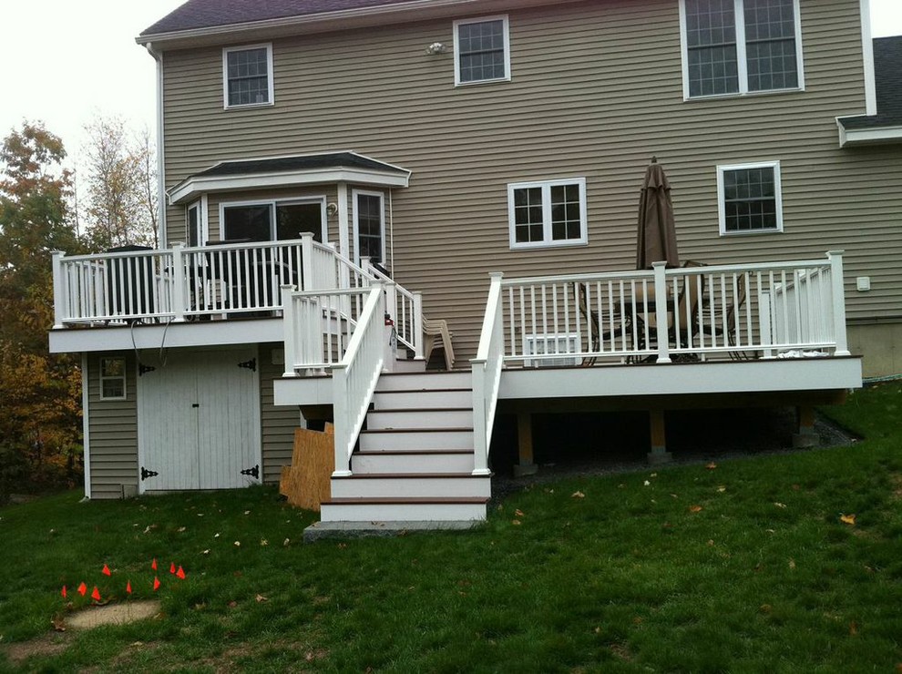 Cette photo montre une terrasse arrière chic de taille moyenne avec un foyer extérieur et aucune couverture.