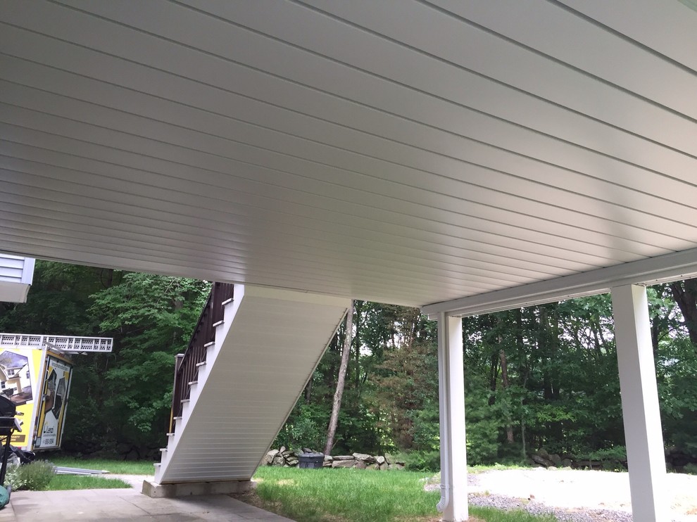 Свежая идея для дизайна: терраса среднего размера на заднем дворе в классическом стиле без защиты от солнца - отличное фото интерьера