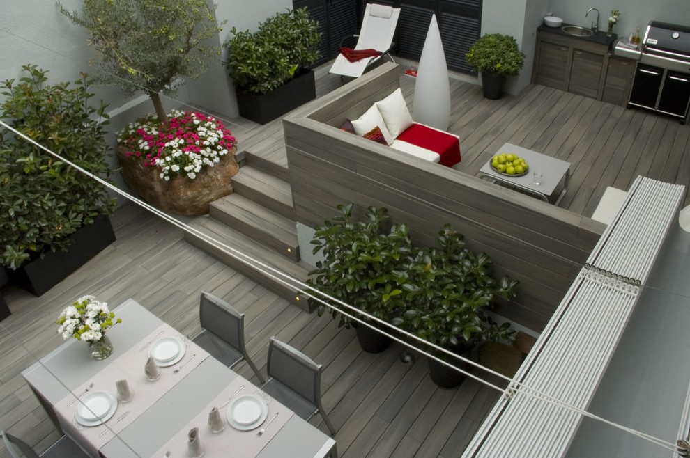 Exemple d'une terrasse moderne de taille moyenne avec une cuisine d'été.