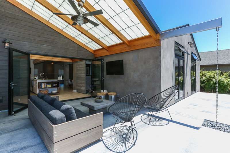 Esempio di una terrazza contemporanea di medie dimensioni e dietro casa con un tetto a sbalzo