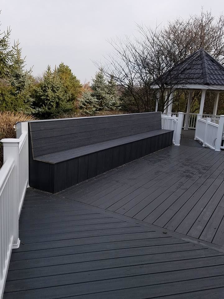 Modelo de terraza de estilo americano grande sin cubierta en patio trasero