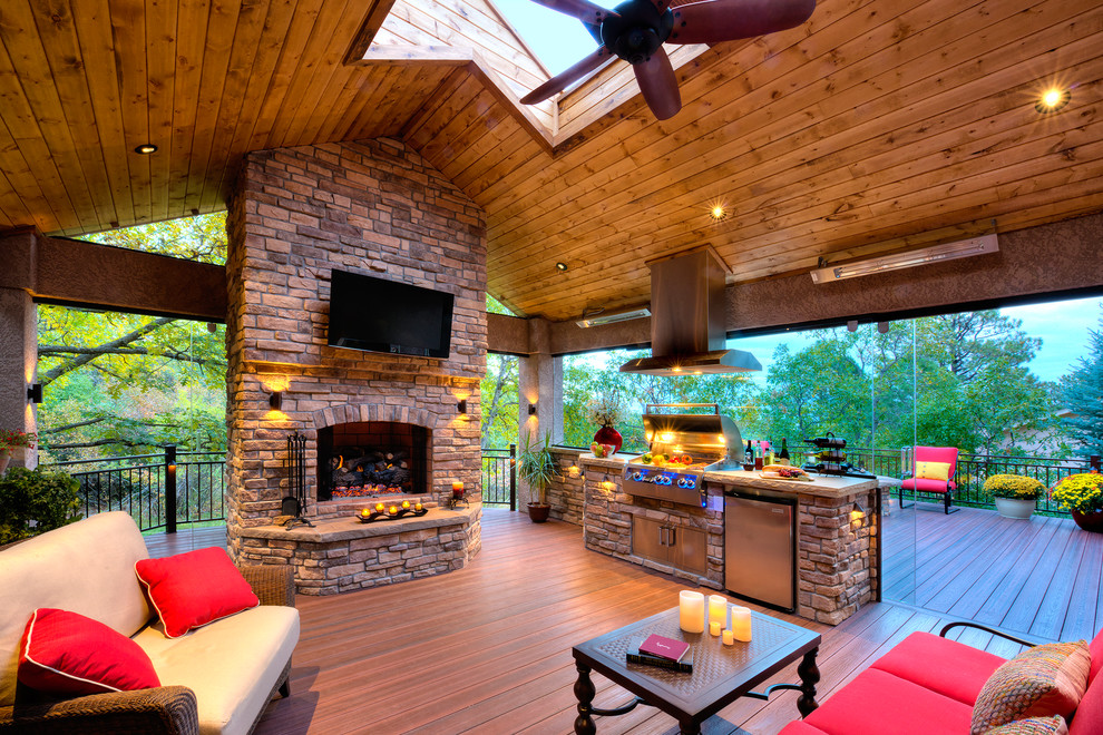 Foto de terraza tradicional grande en patio trasero con cocina exterior y pérgola