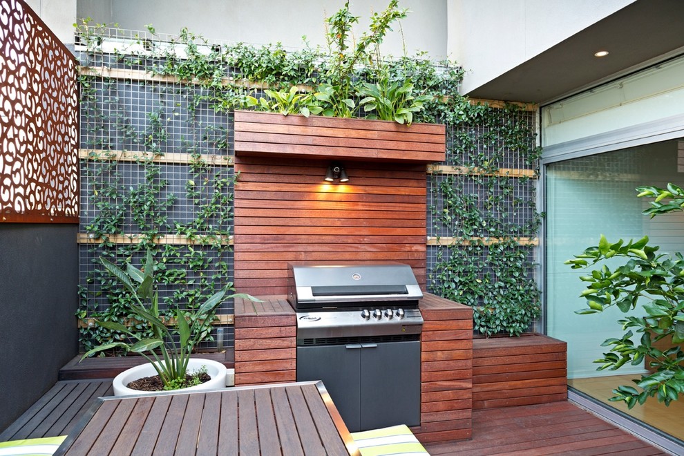 Свежая идея для дизайна: терраса на боковом дворе в современном стиле с зоной барбекю без защиты от солнца - отличное фото интерьера