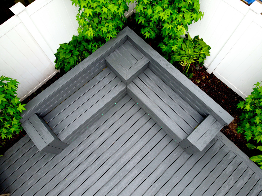 Cette image montre une petite terrasse arrière minimaliste.