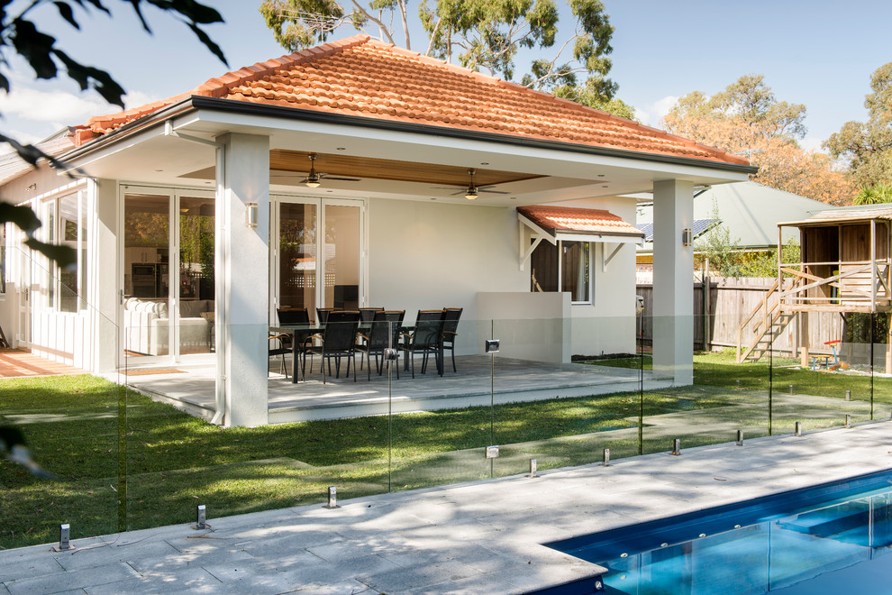 Mittelgroße, Überdachte Moderne Terrasse hinter dem Haus in Perth