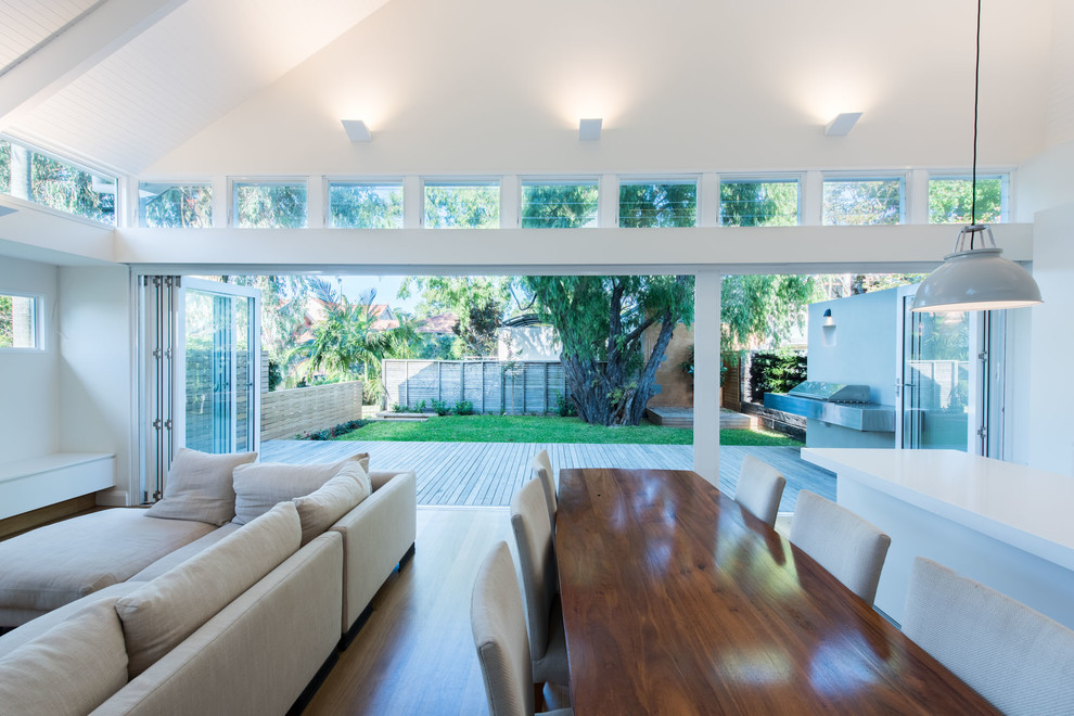 Exemple d'une terrasse arrière tendance de taille moyenne avec un foyer extérieur et aucune couverture.