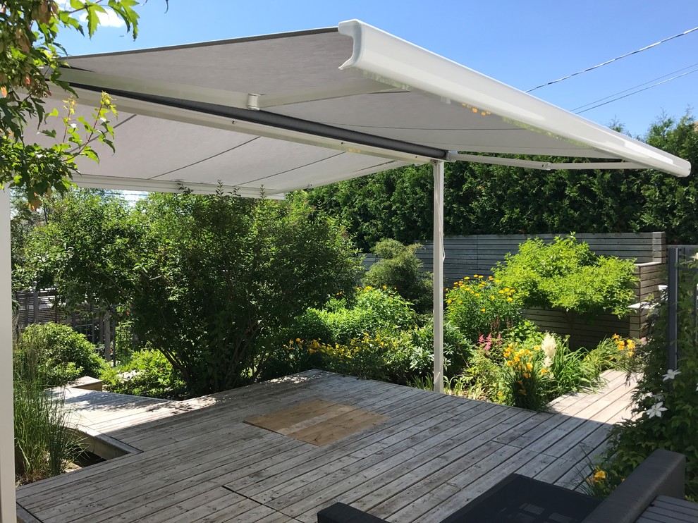 Free standing, dual-retracting awning - Craftsman - Deck - Montreal ...