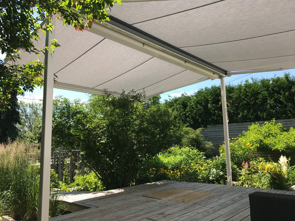 Free standing, dualretracting awning Craftsman Deck Montreal