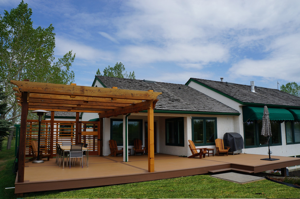 Diseño de terraza de estilo zen grande en patio trasero con pérgola