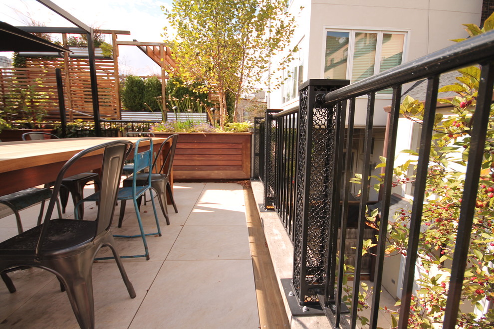 Modelo de terraza contemporánea de tamaño medio en azotea con cocina exterior y pérgola