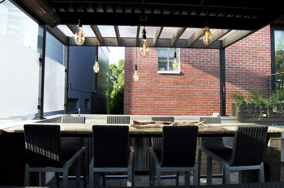 Idée de décoration pour un toit terrasse design de taille moyenne avec une cuisine d'été et un auvent.