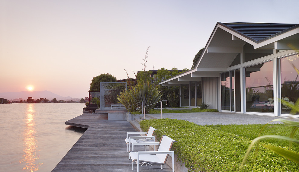 Immagine di una terrazza stile marino dietro casa con nessuna copertura