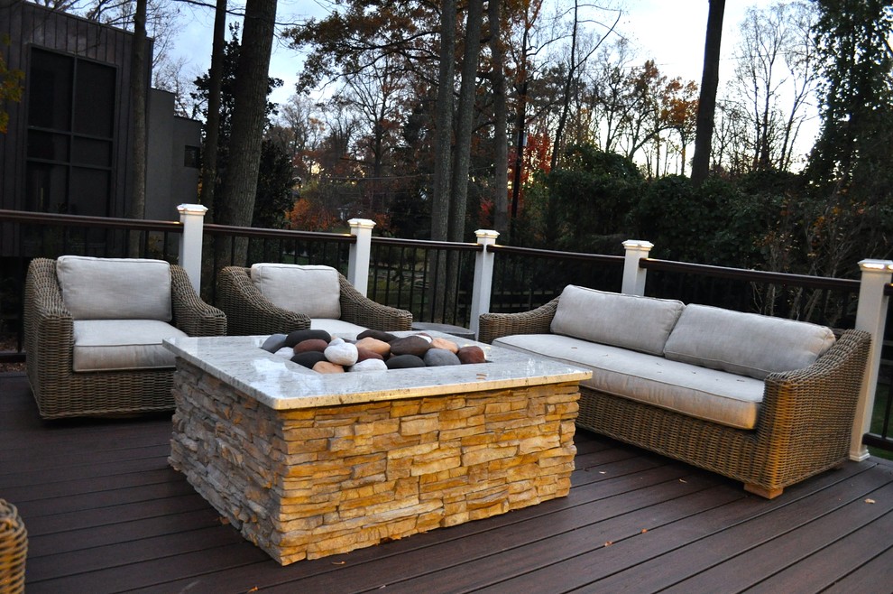 Modelo de terraza clásica grande en patio trasero con cocina exterior y pérgola