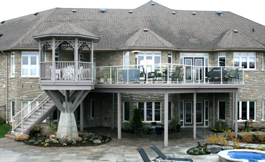 Esempio di una terrazza design di medie dimensioni e dietro casa