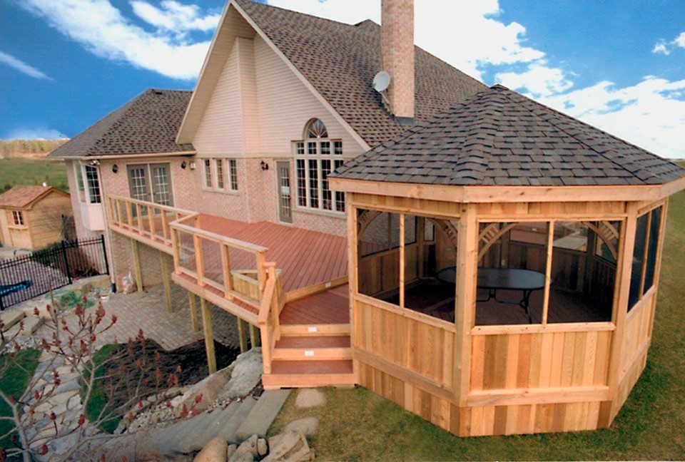 Modelo de terraza tradicional de tamaño medio en patio trasero
