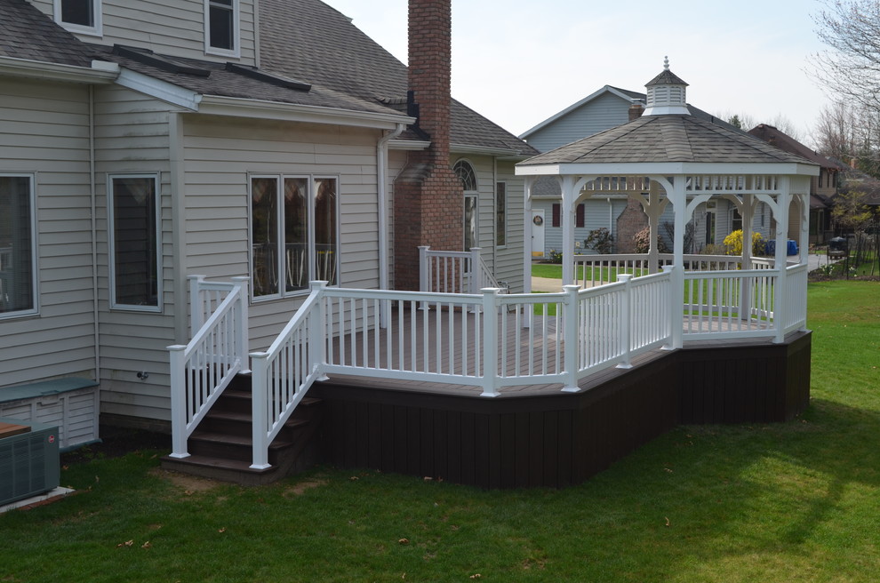 Inspiration for a timeless deck remodel in Cleveland