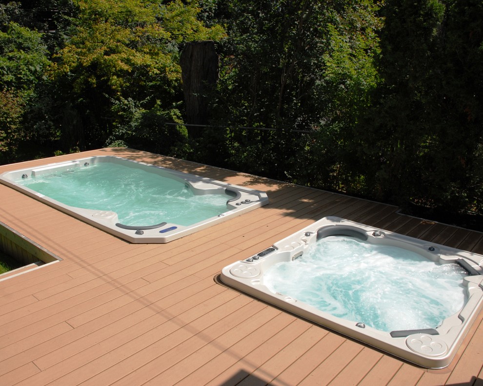 Пример оригинального дизайна: бассейн среднего размера на заднем дворе в стиле модернизм