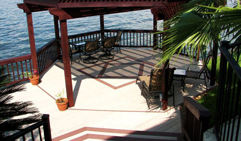 Свежая идея для дизайна: большая терраса на заднем дворе в морском стиле без защиты от солнца - отличное фото интерьера