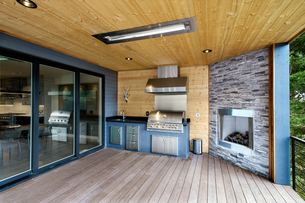 Esempio di una terrazza minimalista di medie dimensioni e dietro casa con un tetto a sbalzo
