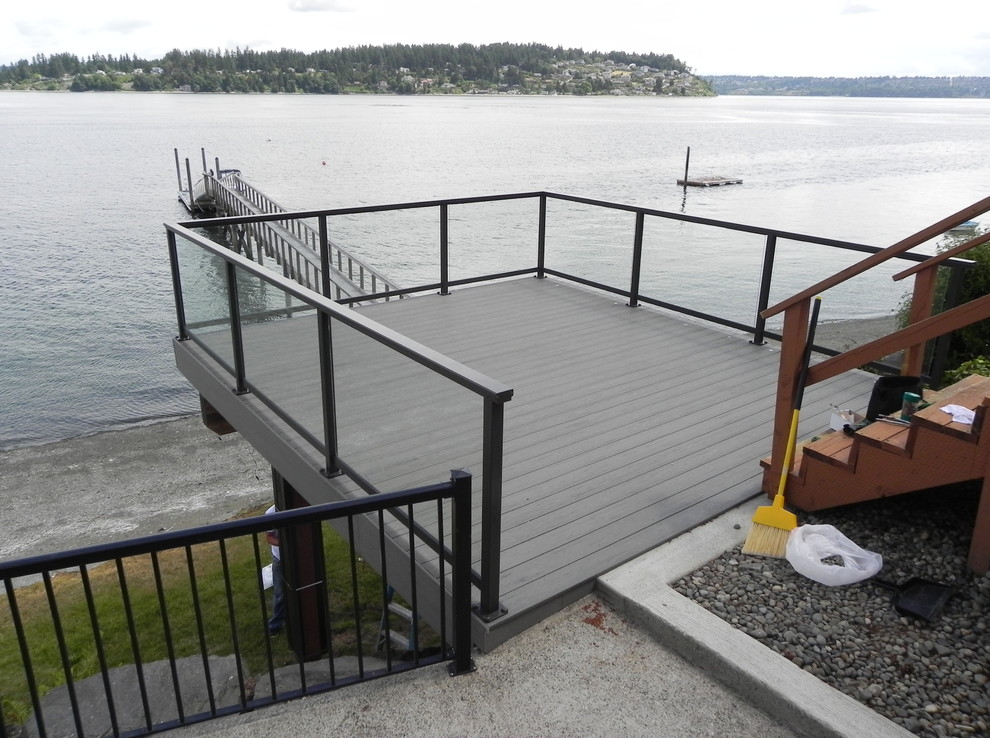 Aménagement d'une terrasse bord de mer de taille moyenne.