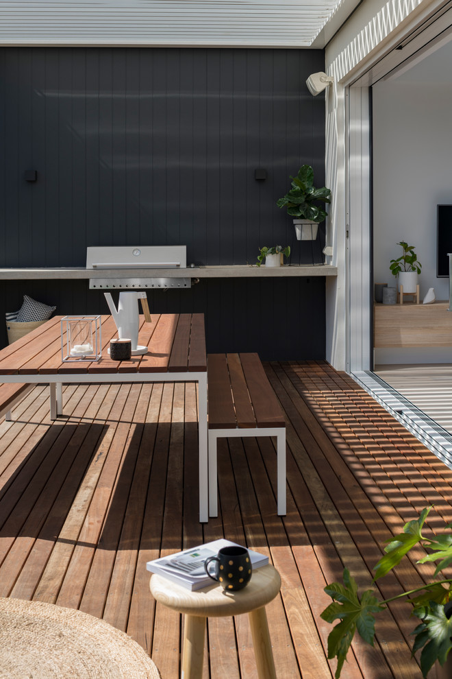 Ejemplo de terraza escandinava pequeña en patio trasero con cocina exterior y pérgola